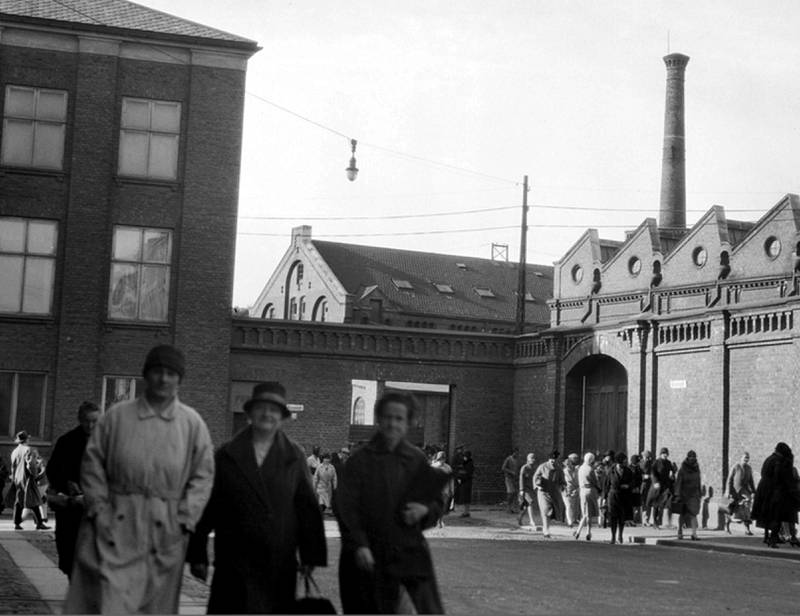 FABRIKKARBEIDERE: Arbeidere ved Christiania Seildugsfabrik cirka 1929. Fotografen er Edvard Munchs søster.