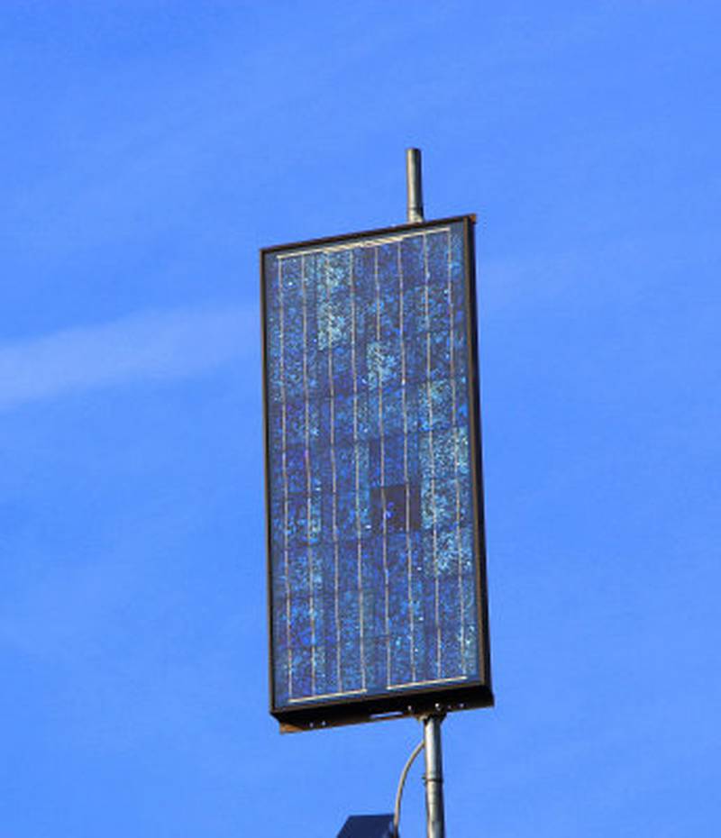 Solenergi: Risdalsbu har nok strøm til å lade mobilen.