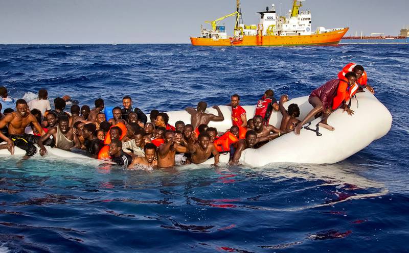 REDDET: En båt med migranter og flyktninger på vei over til Italia blir reddet nær den italienske øye Lampedusa. For første gang siden i fjor sommer er det nå flere som kommer til Italia enn Hellas. Men så langt i år er det svært få syrere som velger denne ruten, selv om veien om Balkan er lukket. FOTO: PATRICK BAR/NTB SCANPIX