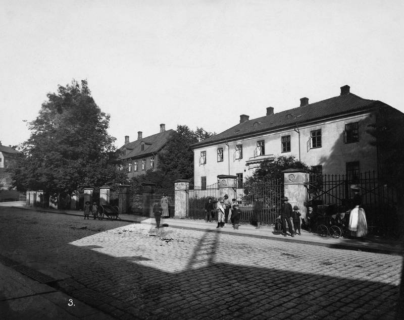 RIKHOSPITALET/FØDSELSSTIFTELSEN I AKERSGATA CIRKA 1895: Rommene ved det første Rikshospitalet ble beskrevet som små og korridorene som mørke.