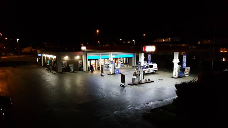 Esso i Tjensvollskrysset ble ranet onsdag kveld. Gjerningsmannen stakk fra stedet til fots. Foto: Leserfoto
