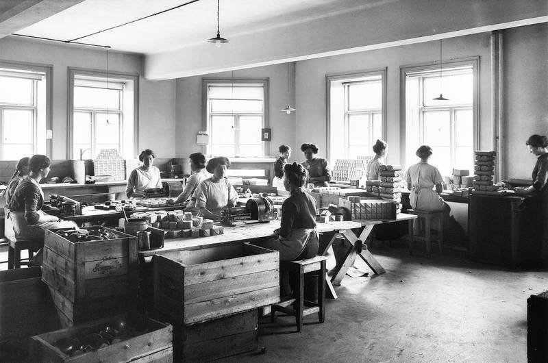 Produksjonslokaler i Conrad Langaards tobakksfabrikk med kvinnelige arbeidere ca. 1910.