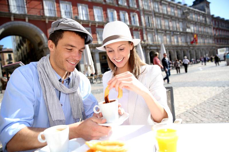 Nyt vår, varme og churros og kjærlighet på flotte Plaza Mayor i Madrid. FOTO: ISTOCK