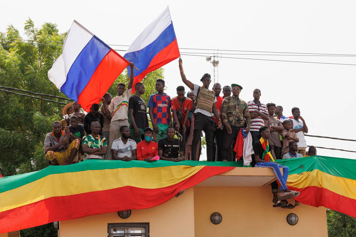 Flere hundre maliere samlet seg i Malis hovedstad Bamako for å støtte junta-regjeringen, hæren og militært samarbeid med russerne, 13. mai i år.