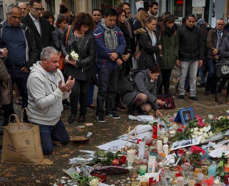 Paris er fortsatt preget av sorg etter terrorangrepene fredag. Bildet viser sørgende utenfor konserthallen Bataclan. FOTO: DANIEL OCHOE DE OLZA/NTB SCANPIX
