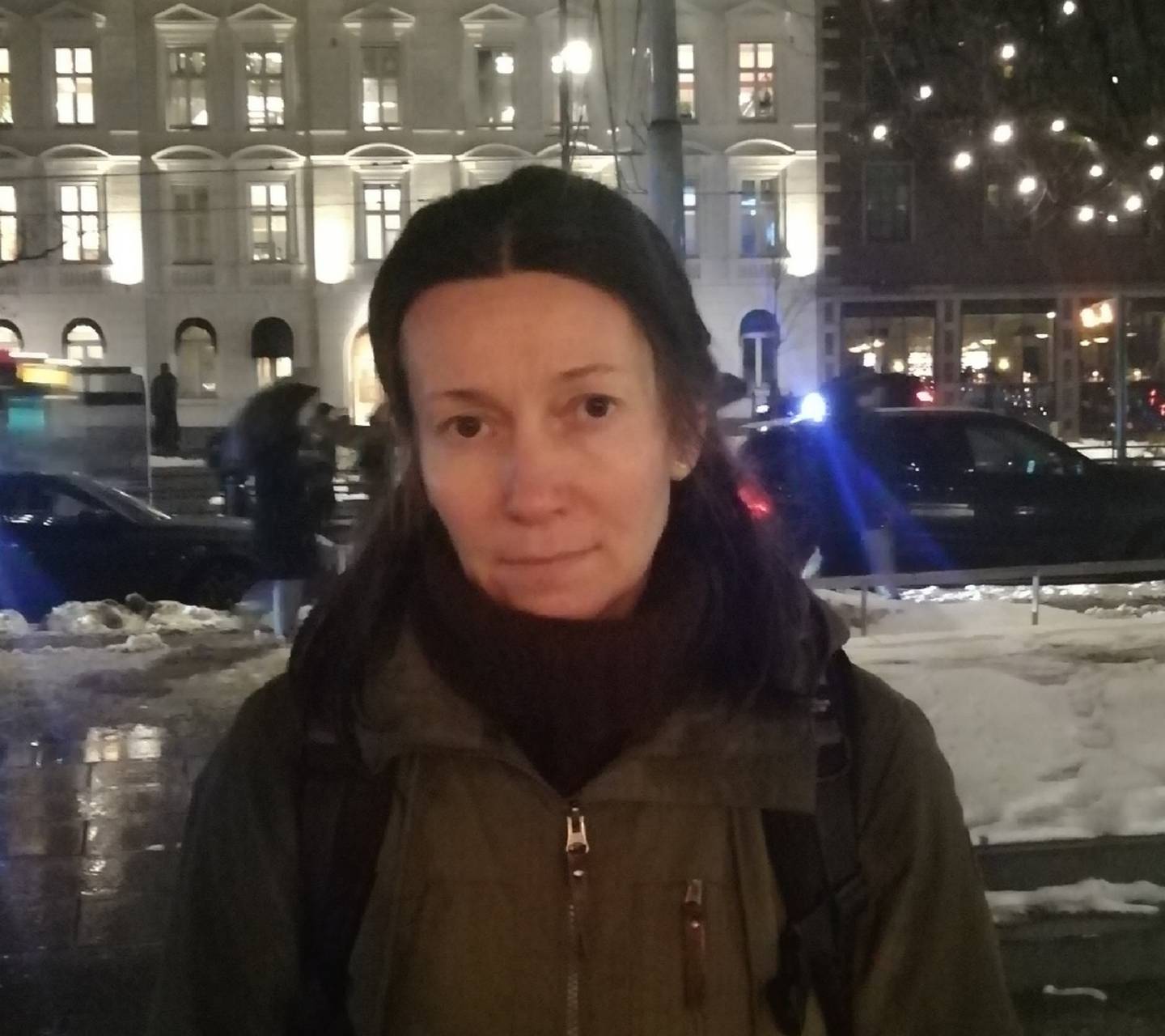 Styreleder i SmåRådina Evgeniya Khoroltseva demonstrerte utenfor den russiske ambassaden fredag kveld.