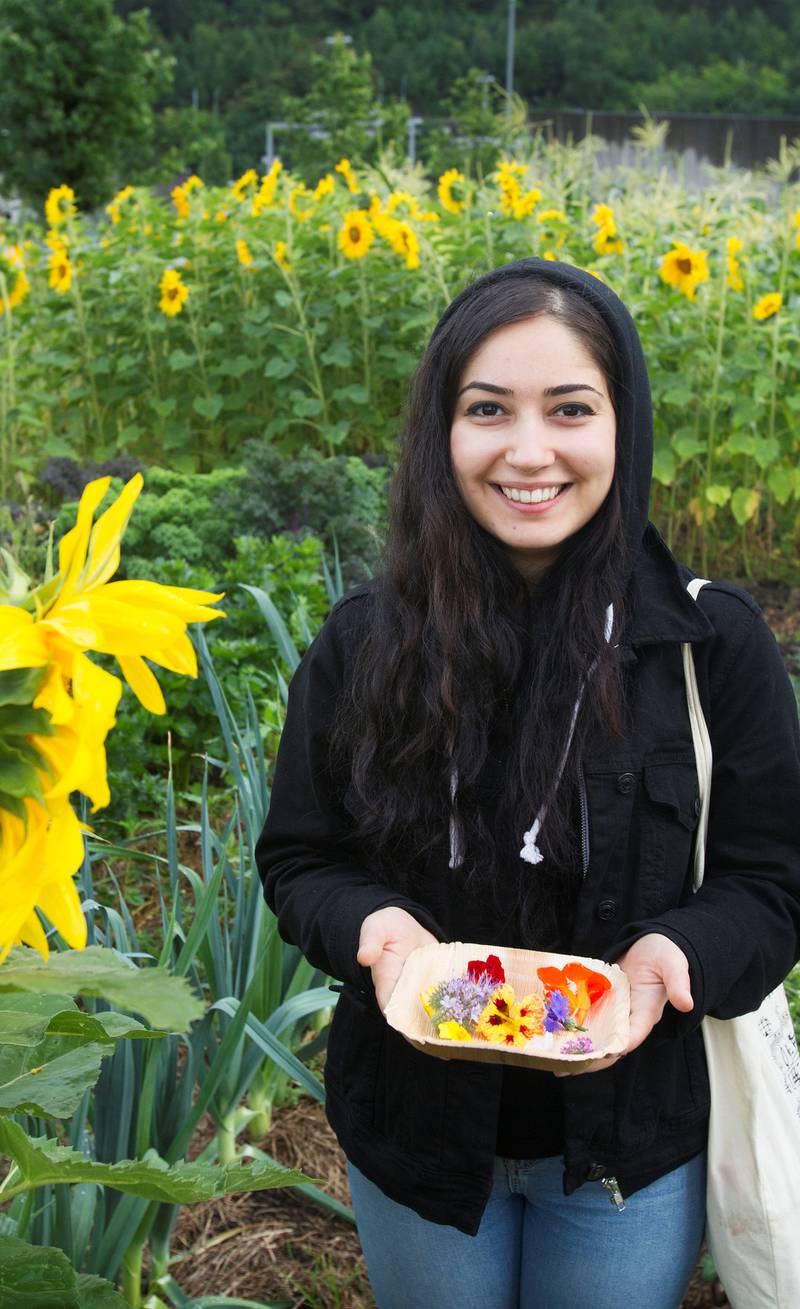 Kokkelærling: Tugce Mirza fra Istanbul lærer mer om hvordan man kan bruke blomster i maten.