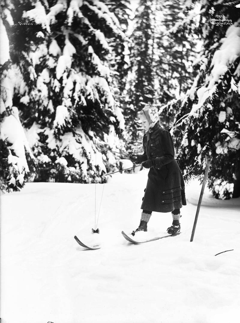 For enkelte var tydeligvis ikke spillet Diabolo utfordrende nok i seg sjøl. De valgte å kombinere det med skigåing. Bildet er fra 1908.