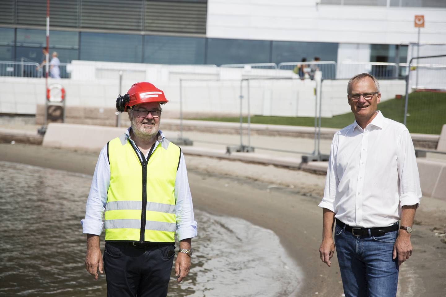 Trond Knapstad, administrerende direktør i Bjørvika Eiendom (tv.) og Kjell Kalland, administrerende direktør i Hav Eiendom, ser fram til at den nye stranda kan åpnes.
