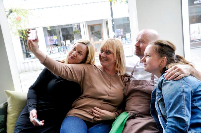 Lise Marczenko, Cille Ihle og Hilde Hesby tok en selfie med dagens mann. FOTO: TONE HELENE OSKARSEN