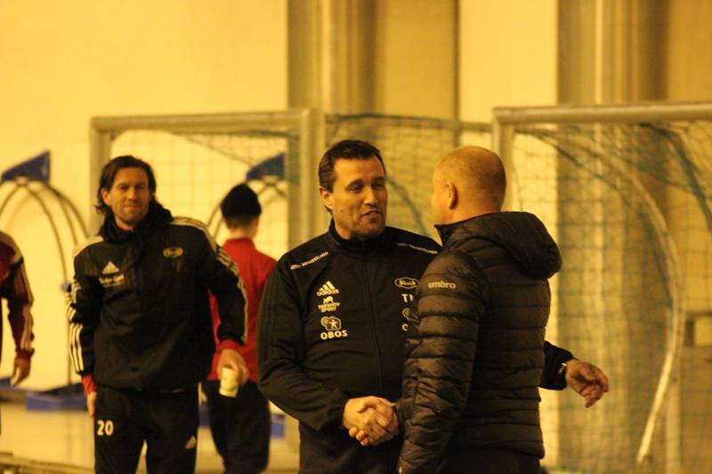 Tom Nordlie og Per-Mathias Høgmo takker hverandre for kampen etter 0-0 i Østfoldhallen.