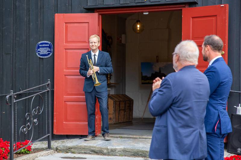 Den lokale trompetisten Stian Omenås spilte en jubileumsfanfare for kronprinsen og hans følge.