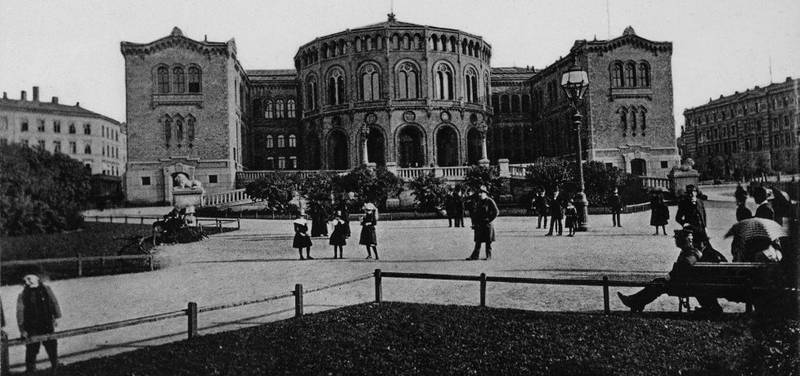Et smutthull i Grunnloven førte til store politiske endringer ved valget i 1882. Venstre­­­opposisjonen vant med stort flertall og reiste riksrettssak mot regjeringen, noe som var avgjørende for embetsregimets fall og innføringen av parlamentarismen. Stor­tings­byg­ningen ca. 1881 - 1885.