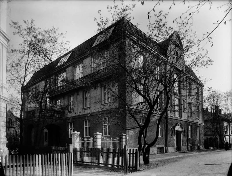 Slik så klinikken ut ved åpningen i 1917 – en pryd for nabolaget. Merk tak-vinduene som ga overlys til operasjonssalene.