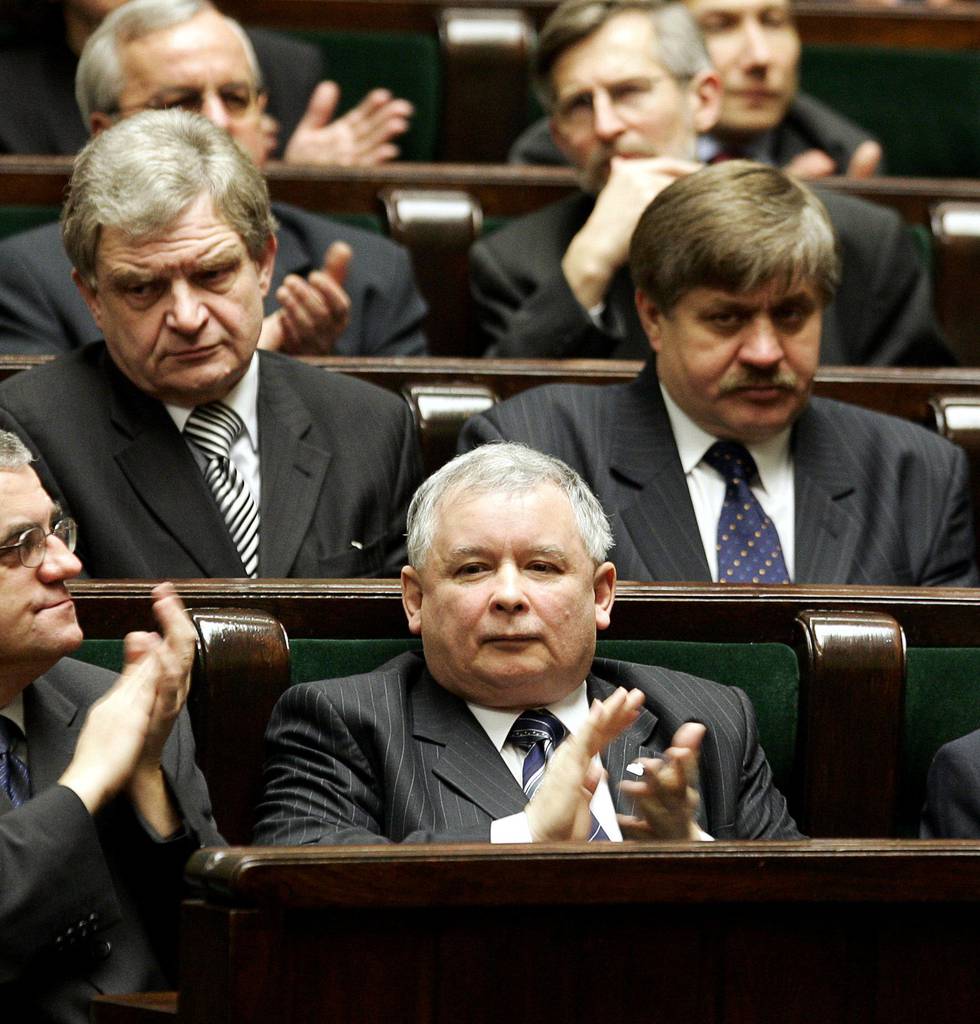 Jaroslaw Kaczynski (C), leader of  the PiS (Law and Justice) main party in the parliament applauds his twin brother Lech Kaczynski, the new Polish president, during the presidential inauguration ceremony in Warsaw 23 December 2005. Poland's new President Lech Kaczynski, 56, was sworn in Friday to officially succeed social-Democrat Aleksander Kwasniewski as head of state. AFP PHOTO JANEK SKARZYNSKI