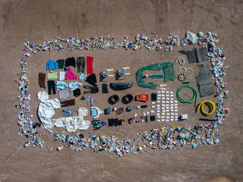 Slik ser det ut, det lille fjellet av plast hver nordmann i gjennomsnitt kaster årlig, fordelt på ulike kategorier, alt fra plast i elektronikk til plast i klær. Foto: Magnus Jensen