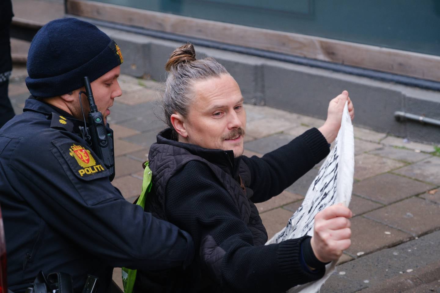 Aktivist Harald Veland blir arrestert utenfor Equinors høstkonferanse, 2022.