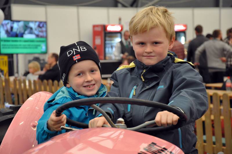 Ola (6) og Torjus Håland (8) fikk prøve den rosa traktoren til Jon Inge Dieset som samler inn penger til rosa sløyfe-aksjonen. Foto: Tore Bruland
