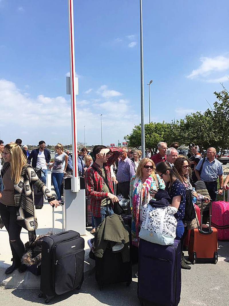 Køen av folk som ville komme seg vekk fra flyplassen ble etter hvert stor. Foto: Tone Therese Paulsen