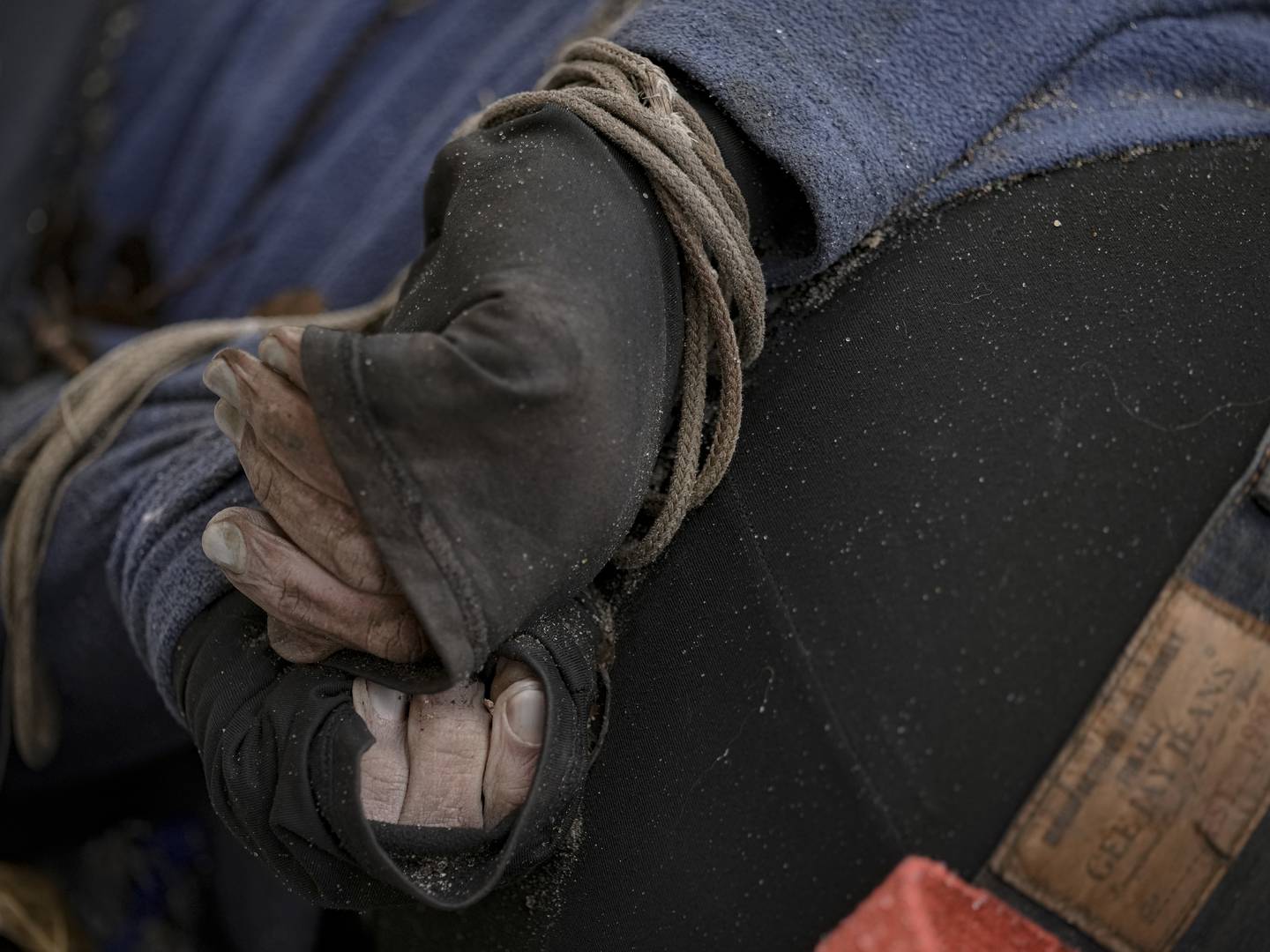 Den livløse kroppen til en mann med bakbundne hender ligger på fortauet i Kyiv-forstaden Butsja 3. april 2022.