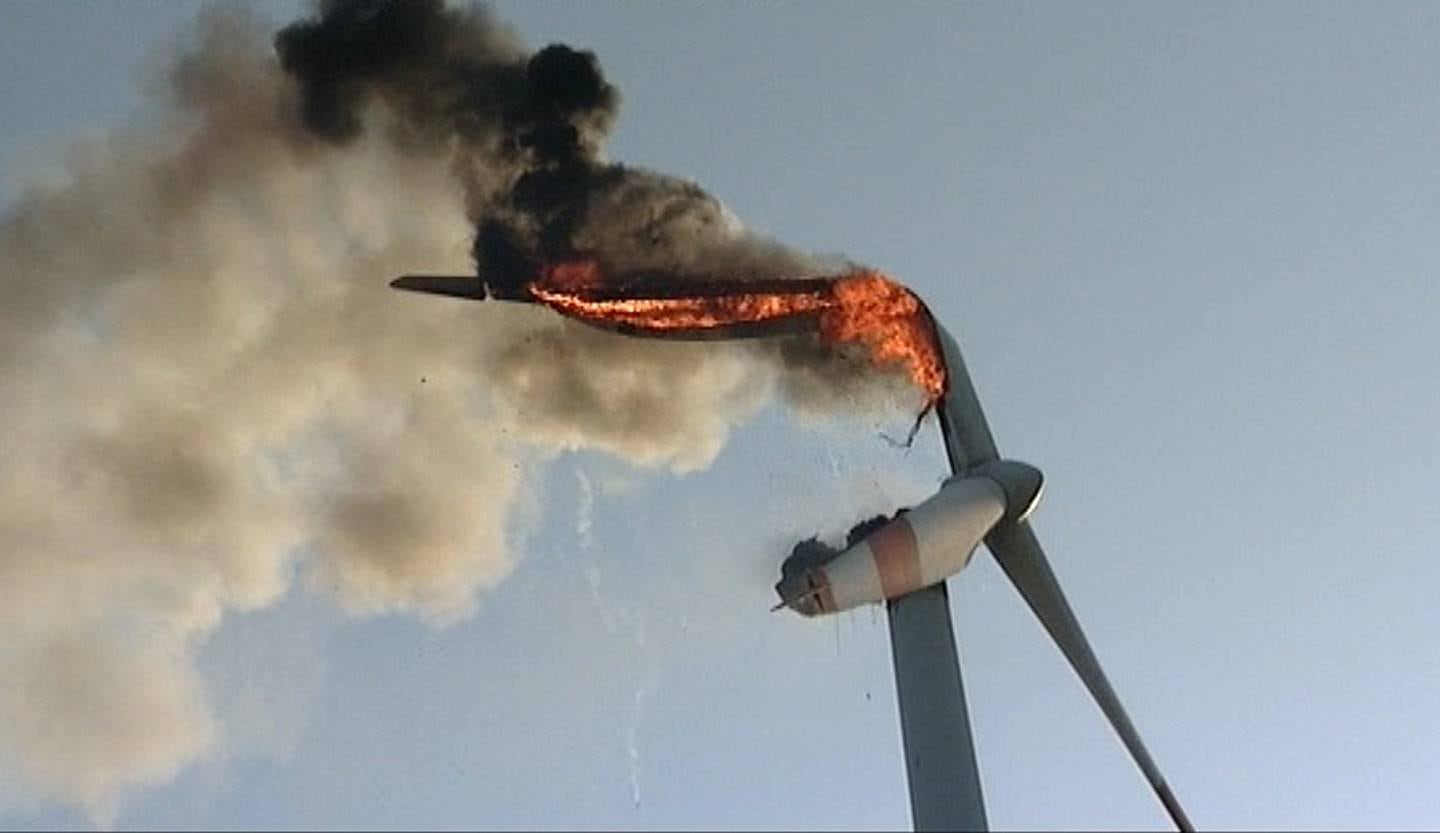 Vindturbiner har tatt fyr både her til lands og i andre land, en rekke ganger de seneste årene. Bildet viser en vindturbin som brant i Tyskland i 2016.
