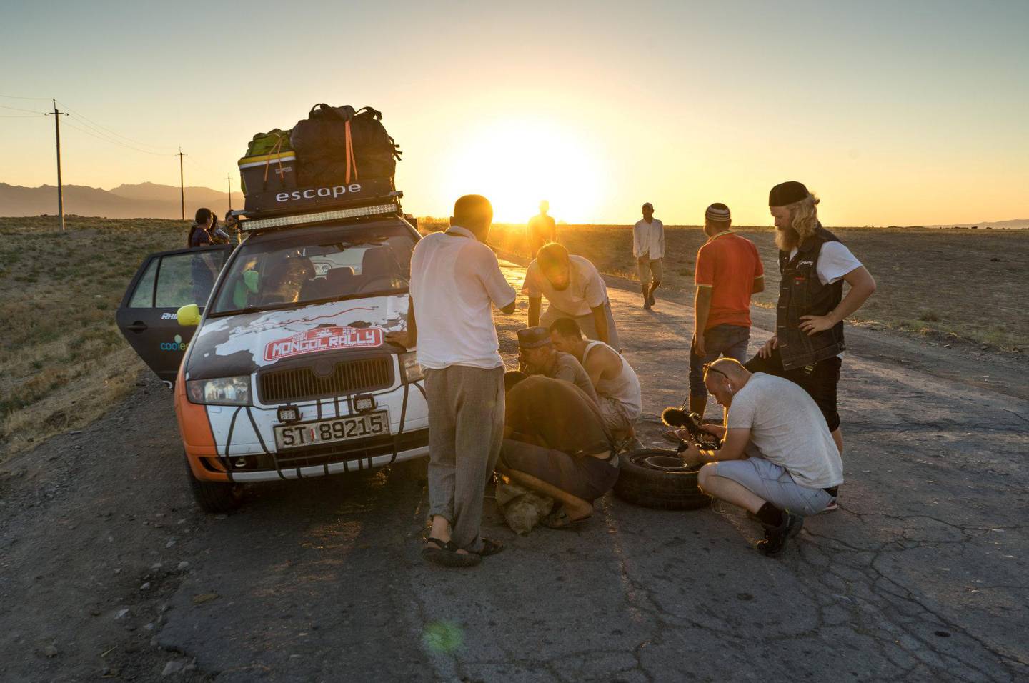 At ting går galt er halve poenget med å delta på The Mongol Rally. Et gjennomsnittlig team vil oppleve ni havarier i løpet av reisen. og må ofte lene seg på lokalbefolkningen for hjelp. Foto: Torkild Bredesen/NTB scanpix