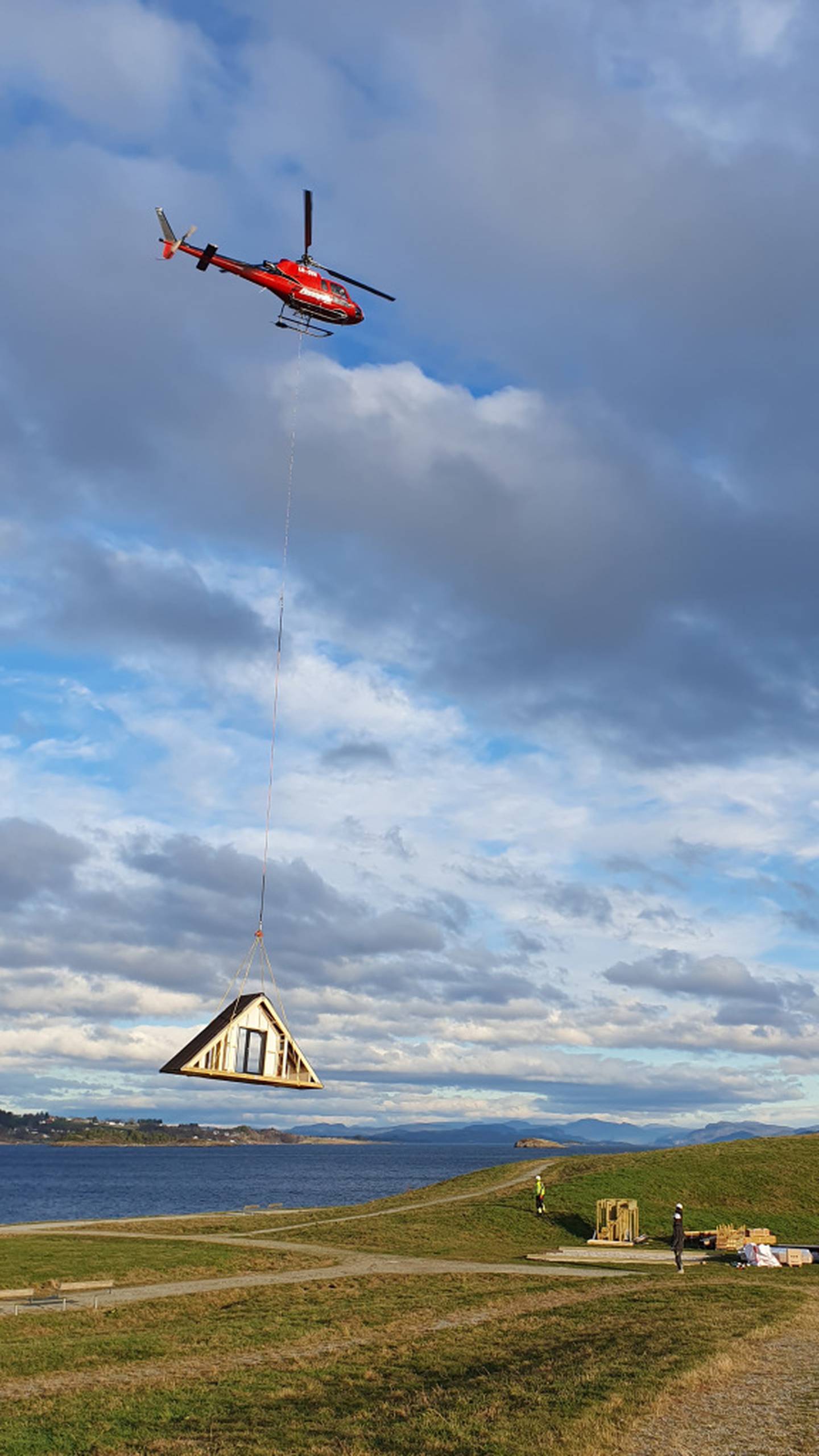 Hytten ble fraktet med helikopter til Kuneset på Hundvåg.