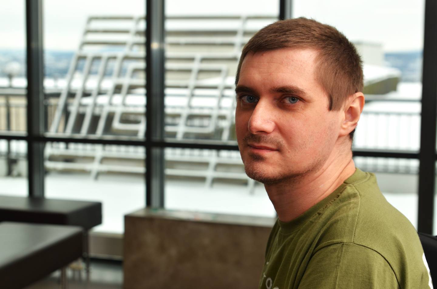– Jeg kan takke mine medsoldater for at jeg lever, sier den ukrainske soldaten Serhii Burkov (42).