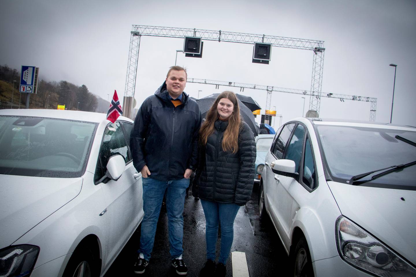 Håkon Norland og Magnhild Næss satt det første spadestikket for syv år siden. I går fikk de være de første som kjørte gjennom tunnelen.