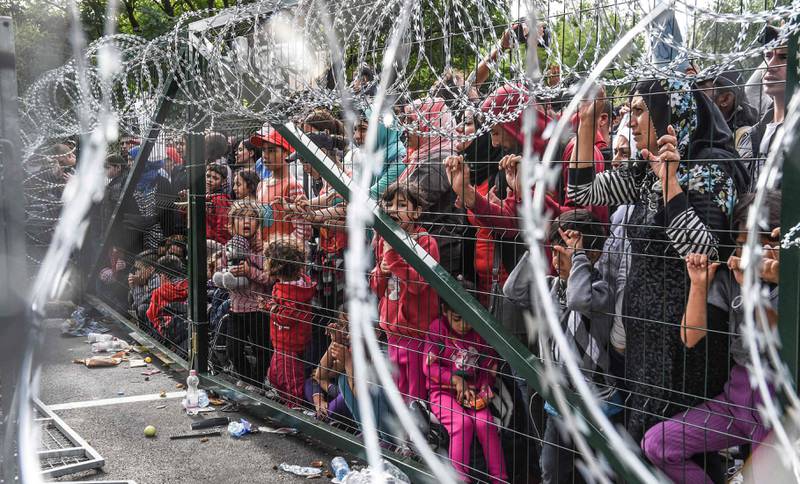 15. september. 2015: Grensen mellom Ungarn og Makedonia stenger tusenvis av flyktninger ute. 