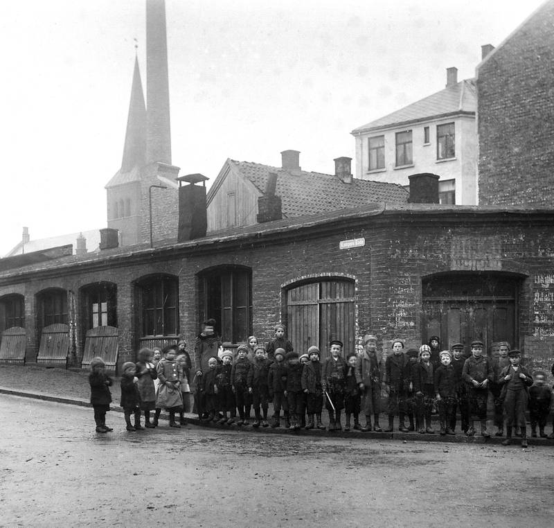 STALLER: Barn samla foran stallene i Kampengata 11 rett før bygningen ble revet i 1900. Ny bygning har adresse Norderhovgata 11.