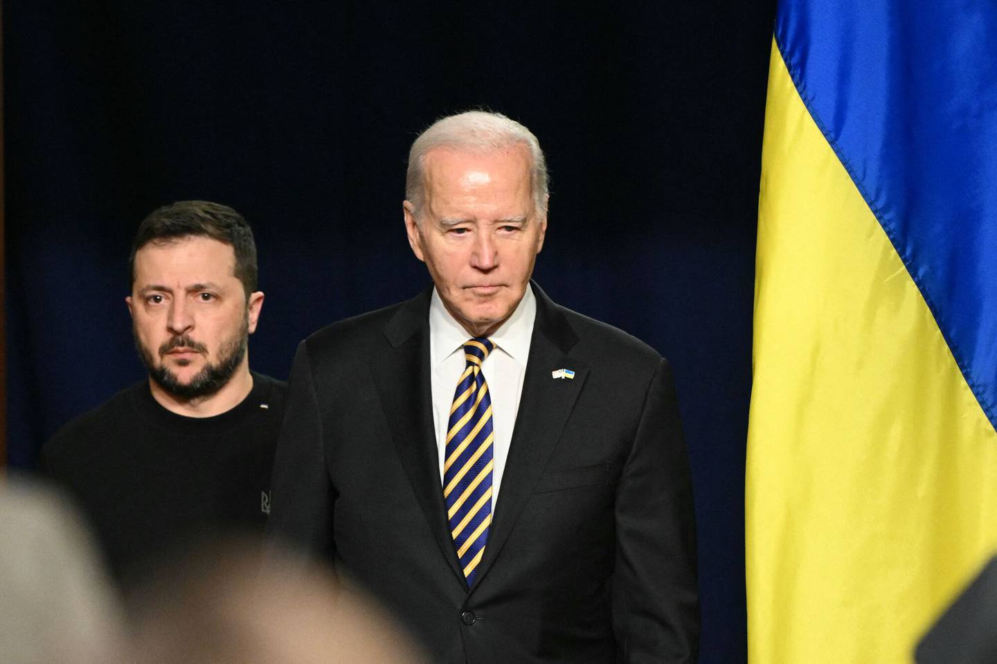 USAs president Joe Biden har bedt Representantenes hus få opp farten med å behandle hjelpepakken til Ukraina. Her med Ukrainas president Volodymyr Zelenskyj, da sistnevnte var på besøk i Det hvite hus i desember 2023.