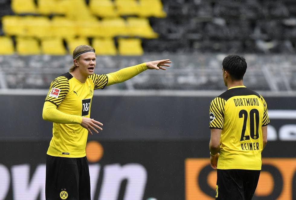 Erling Braut Haaland i kjent positur etter å ha scoret for Borussia Dortmund. Foto: Martin Meissner, Pool / AP / NTB