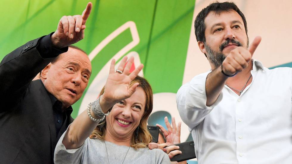 Fra venstre: Silvio Berlusconi, Giorgia Meloni og Matteo Salvini kan ende med regjeringsmakt etter valget i Italia i september. Her er de sammen i 2019.