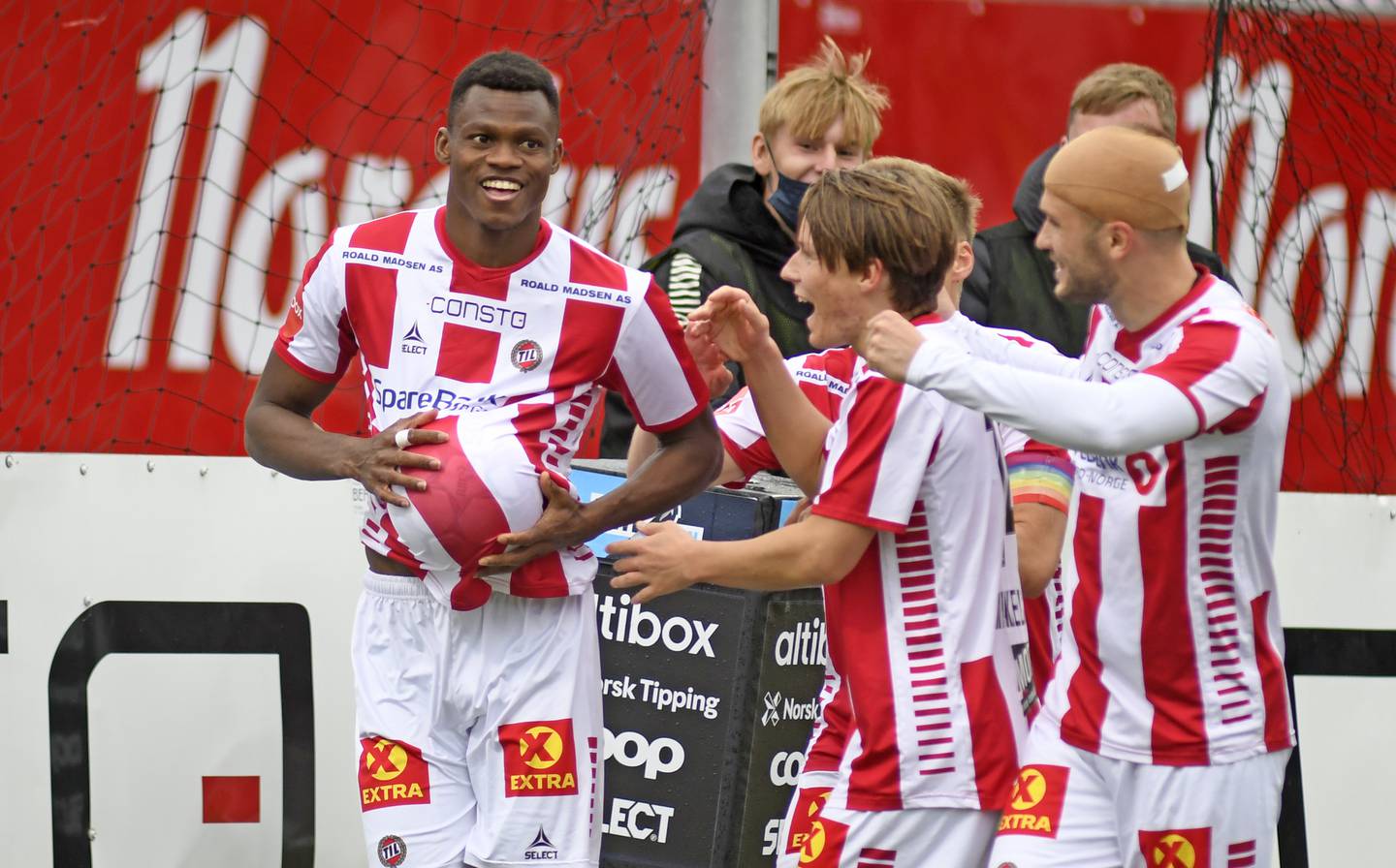 Moses Ebiye feirer 1-0-scoringen mot Vålerenga. Foto: