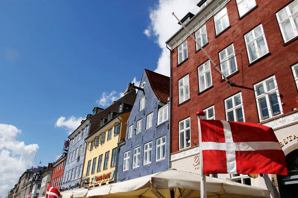 Danmark har valgt å dytte de yngste fram i vaksinekøen. I Norge har man ikke lagt vaksinestrategien for personer under 45 ennå.