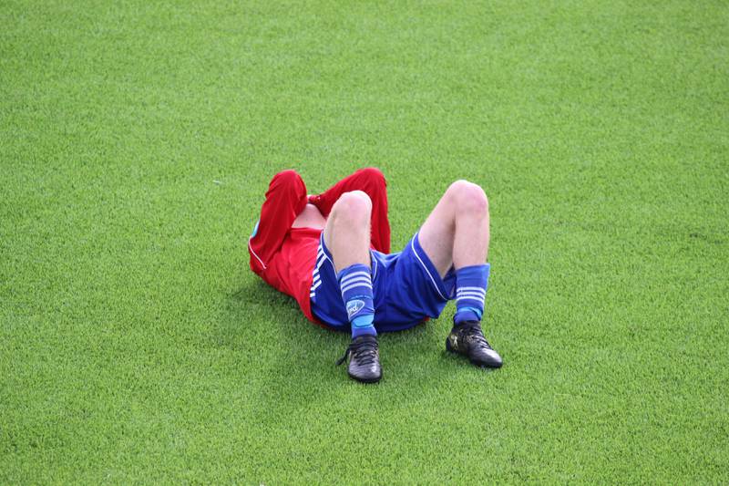 FORTVILER: Jens Braathen Rongved og lå skuffet igjen på matta sammen med resten av sine lagkamerater etter kampslutt på NAMMO Stadion.