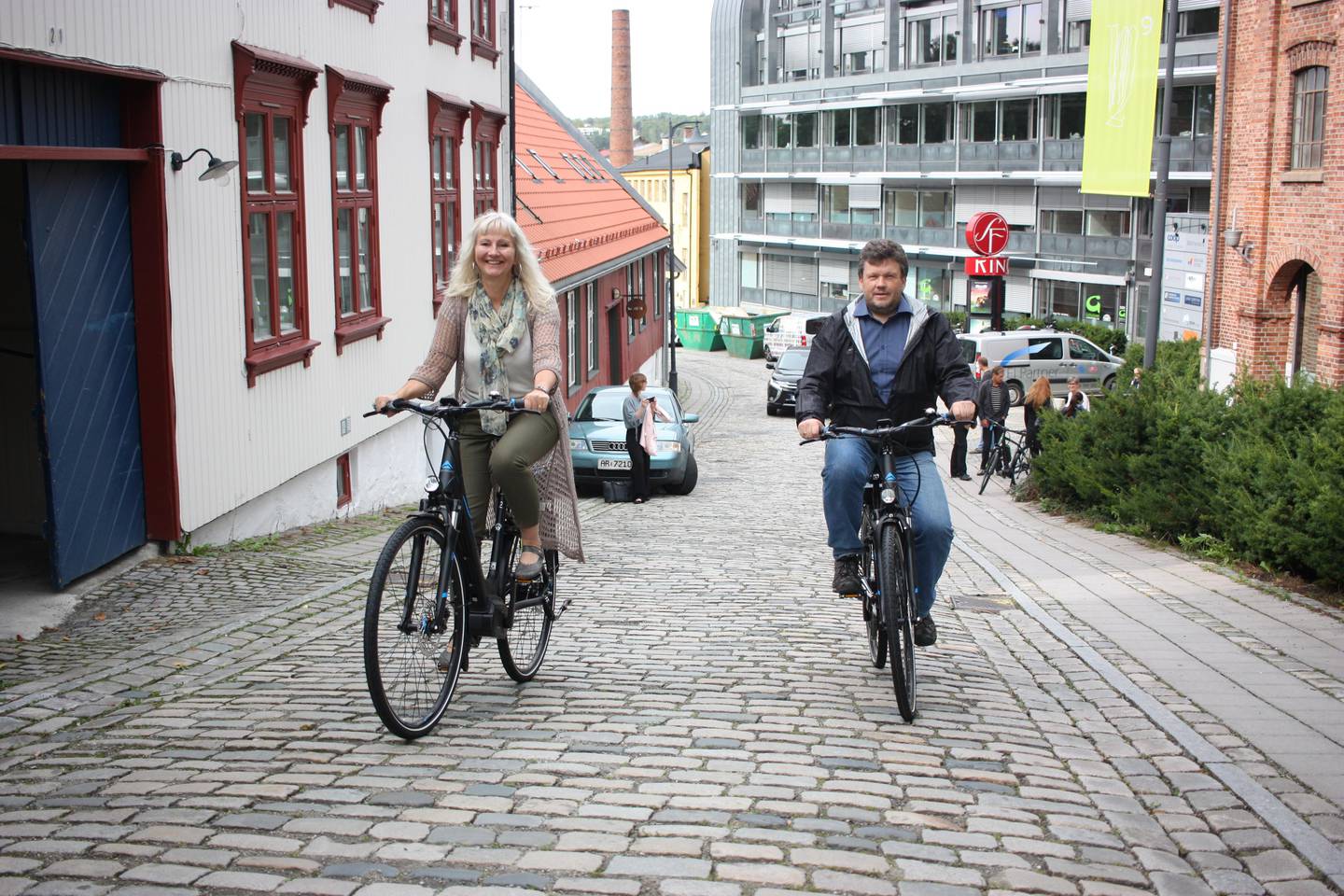 Sindre Westerlund Mork og Benedicte Lund tester ut bibliotekets nye el-sykler. Foto: Silje Louise Waters