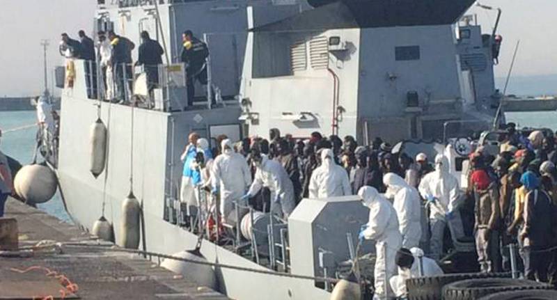 Torsdag morgen kom 220 nye båtflyktninger til Catania. De var plukket opp av en båt fra det italienske finanspolitiet. FOTO: BJØRGULV K. BJÅEN