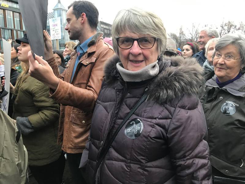 Liv Arnegaard er en av mange tusen som demonstrerer mot endringer i abortloven på Eidsvolls plass foran Stortinget lørdag ettermiddag.