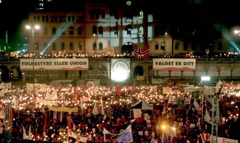 I 1994 deltok 25.000 i fakkeltog mot EU på Youngstorget i Oslo. I folkeavstemningen i 1994 sa et flertall av nordmenn nei til norsk EU-medlemskap.