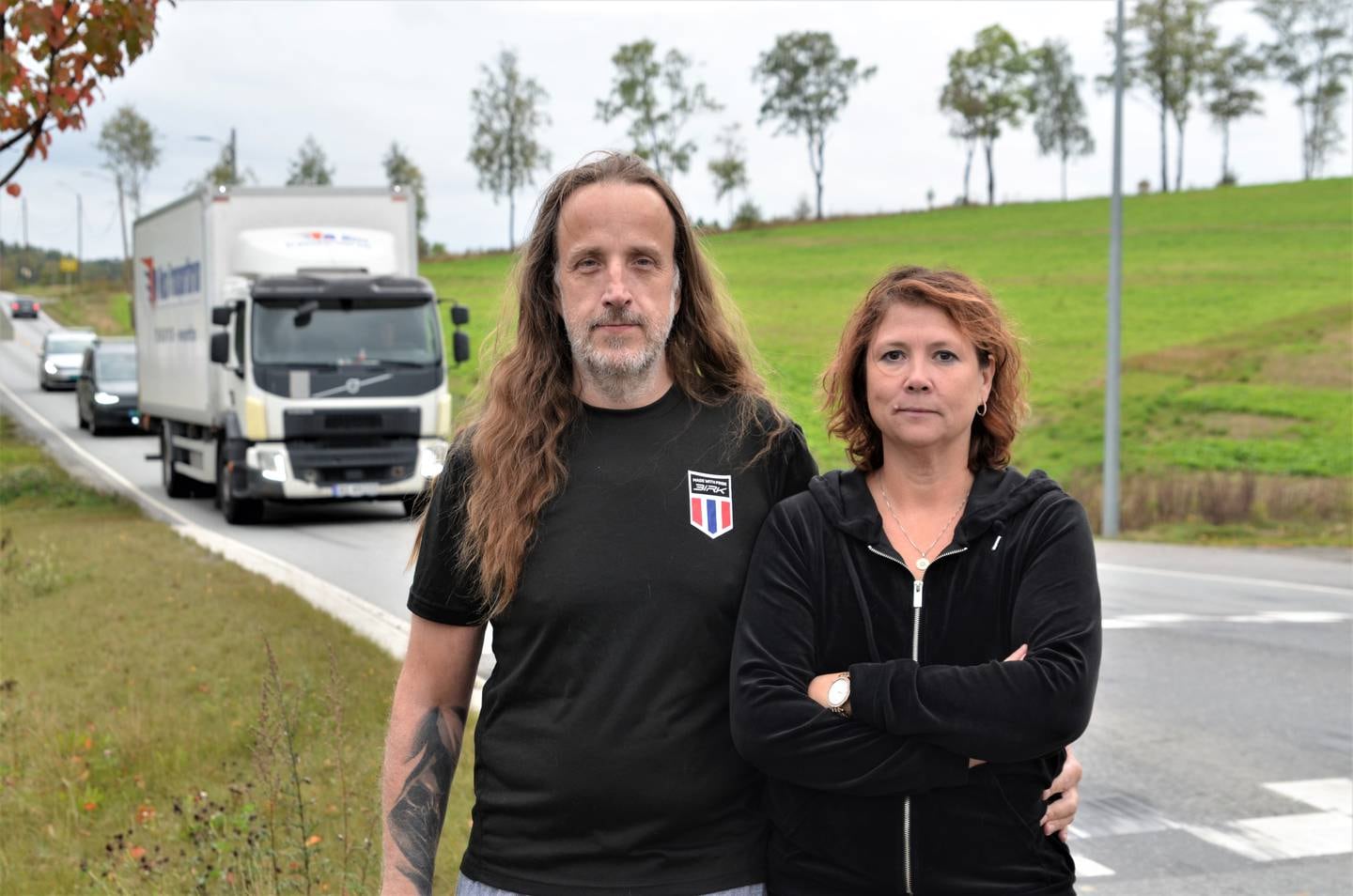 – Vi aksepterer selvfølgelig at vi bor ved en trafikkert vei, men da må alle sjåfører respektere hastigheten på stedet, sier Kristin Jelstrup Thomsen og Øystein Thomsen i Elvestadveien, Hobøl.