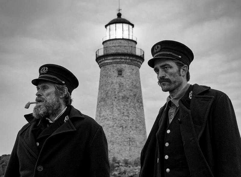Willem Dafoe og Robert Pattinson i selvpålagt isolasjon i «The Lighthouse» er ren forrykt djevelskap. Foto: UIP