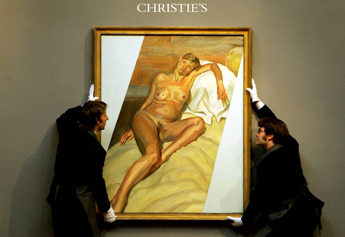 Auksjonshuset Christie's henger opp Lucian Frueds nakenportrett av den gravide supermodellen Kate Moss i 2004 i London. Bildet er ett av de få portrettene kunstneren har malt av en kjent eller berømt person.