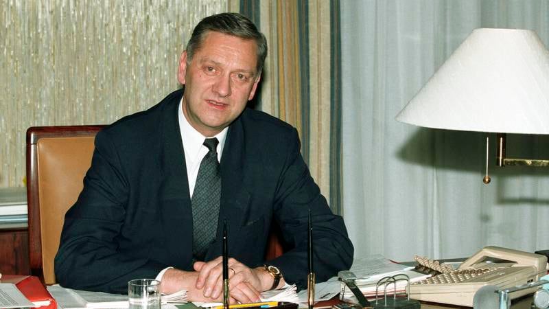 Daværende utenriksminister Johan Jørgen Holst (Ap), fotografert på kontoret sitt i oktober 1993. Han døde 13. januar 1994. FOTO: Bjørn Sigurdsøn/NTB scanpix