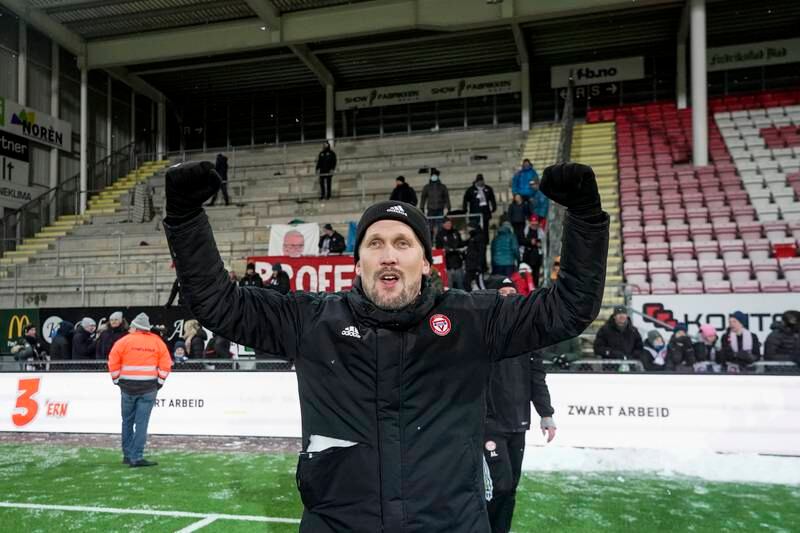 KFUM-trener Jørgen Isnes jubler etter kampslutt i Fredrikstad.