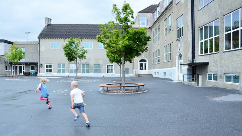 Selv om det har kommet paviljong i skolegården, er det fortsatt god plass. Men leskuret måtte vike plass. FOTO: SILJE S. SKIPHAMN