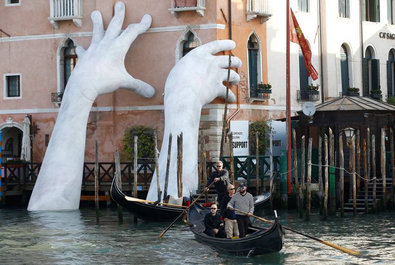 Installasjonen «Support» av Lorenzo Quinn, blant mange oppsiktsvekkende verk på Venezia-biennalen 2017.
