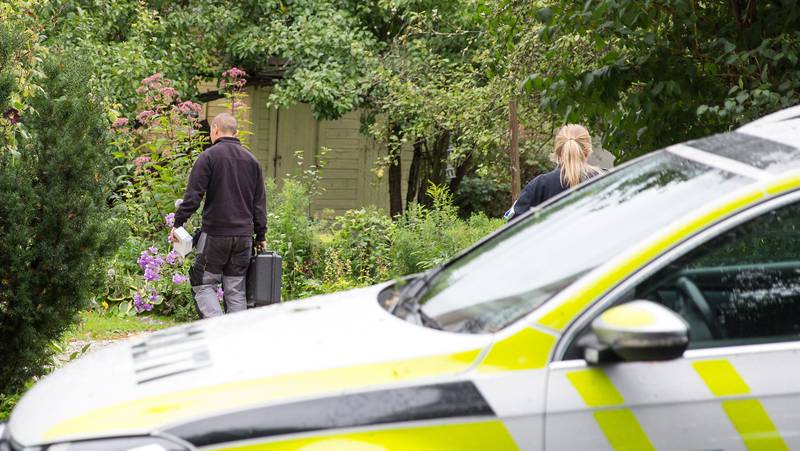 Her er krimteknikere fra politiet på vei inn til boligen i Moss, for å sikre seg tekniske bevis i kidnappingssaken.