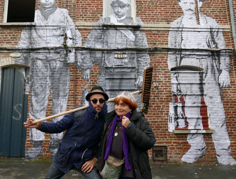 Agnès varda og JR under innspillingen av «Faces Places», foran bilder de har tatt i bobilen av folk de har møtt underveis. FOTO: OSLO PIX